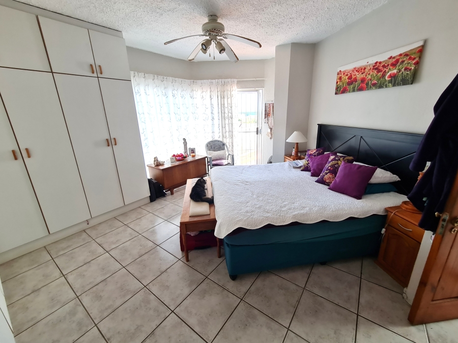 5 Bedroom Property for Sale in Wavecrest Eastern Cape